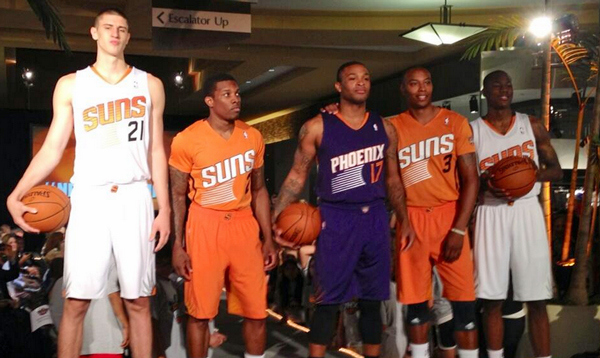 Les Phoenix Suns présentent leur nouveau maillot