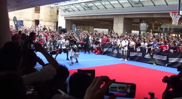 Vidéos : Derrick Rose casse des chevilles au Japon