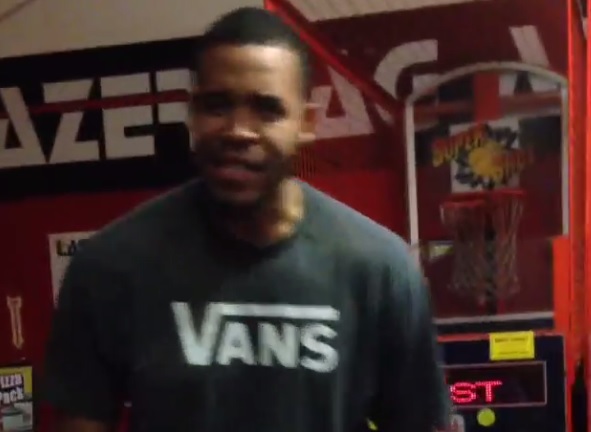 Vidéo : JaVale McGee bat un enfant au Pop-A-Shot