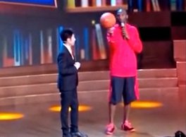 Vidéo : Kobe Bryant découvre les joies de la télé chinoise