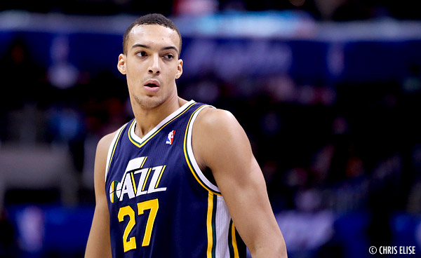 NBA Top 10 : Rudy Gobert grimpe sur Alex Len