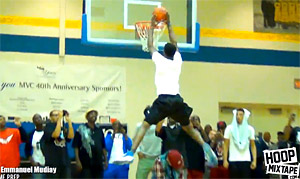 Emmanuel Mudiay dunke par dessus Allen Iverson