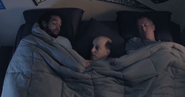 Vidéo : Joakim Noah au lit avec Bill Simmons et Jeff Van Gundy