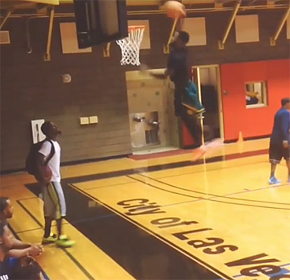 Impressionnant : Pierre Jackson (1,78m) dunke la tête au niveau du cercle