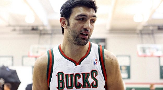 Vine : Dick Bavetta laisse Pachulia en galère