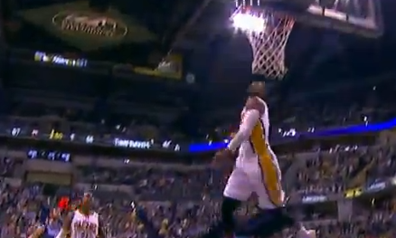 Vidéo : Paul George sort un windmill