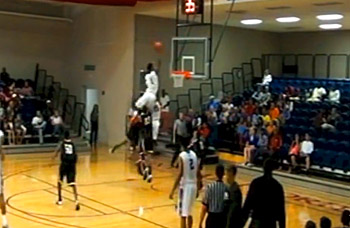 Vidéo : Le dunk de l’année pour Javonte Douglas ?