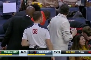 Gerald Henderson rate sa passe et assomme une spectatrice