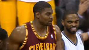 Andrew Bynum hué par le public de Philly