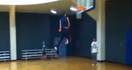 Vidéo : Jared Roth (19 ans) est un monstre du dunk