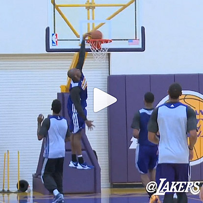 Vidéo : Kobe Bryant monte au dunk à l’entraînement