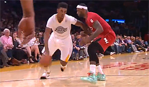 Nick Young taffe LeBron qui le tacle en retour