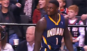 Expulsé, Stephenson s’emporte et frappe la table de marque