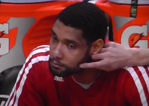 Vidéo : Ginobili poke Duncan sur le banc