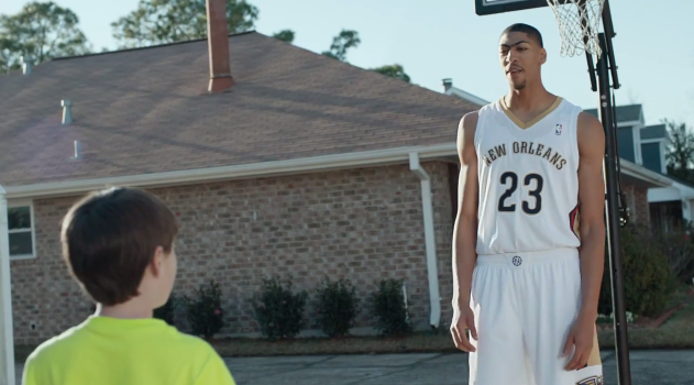 Anthony Davis bashe un gamin pour une pub