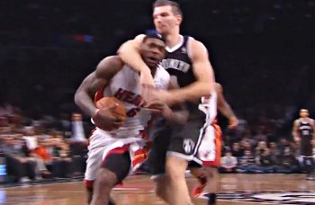 Kirilenko et Teletovic font péter un câble à LeBron