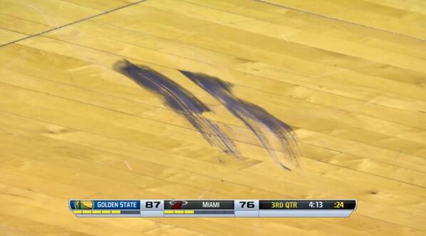 Vidéo : LeBron James laisse une trace de pneu sur le parquet