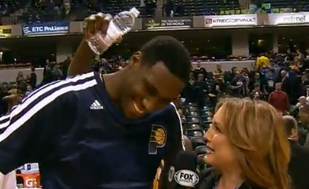 Videobomb : Ian Mahinmi arrosé en pleine interview