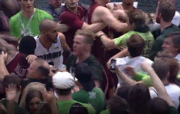 Vidéo : Un match de NCAA se termine en baston