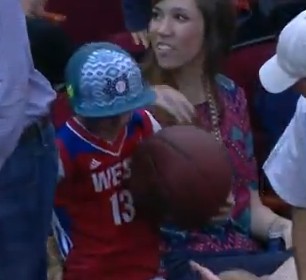 Vidéo : Un spectateur reçoit un ballon dédicacé par Olajuwon et l’offre à un jeune fan