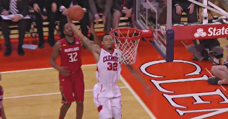 Vidéo : K.J. McDaniels signe trois actions de haut vol