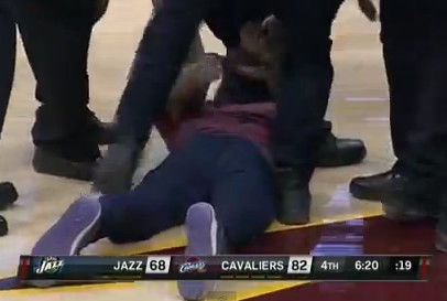 Vidéo : Un fan se rue sur Kyrie Irving en plein match