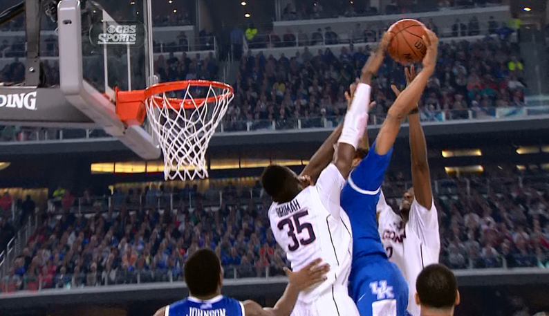 Epic : Le dunk de l’année pour James Young ?