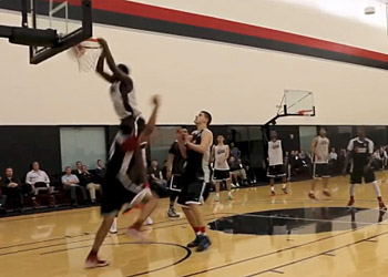 Vidéo : Clint Capela claque un gros alley-oop au Hoop Summit