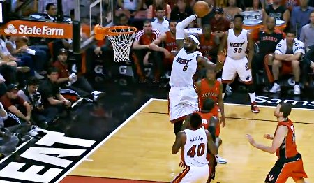 Highlights : LeBron James trop fort pour les Raptors (32, 8 & 7)