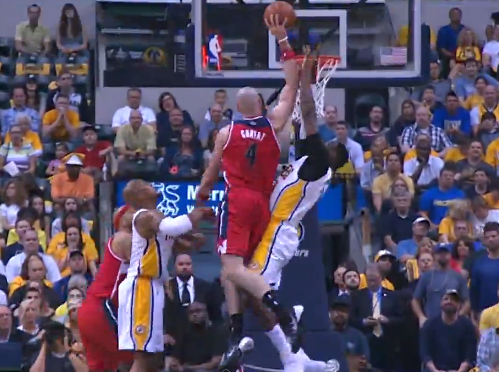Ian Mahinmi se fait (encore) dunker dessus méchamment