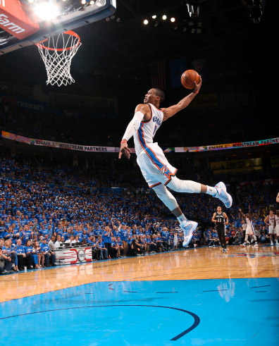 Fail : Russell Westbrook rate son dunk mais impressionne