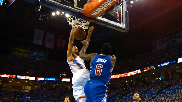 Vidéo : Thabo Sefolosha grimpe sur DeAndre Jordan