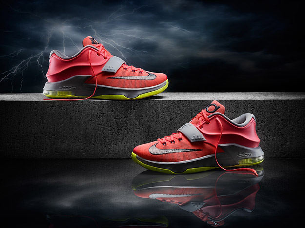 Kevin Durant présente sa nouvelle Nike KD7 en live