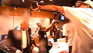 Vidéos : douches de Champagne dans le vestiaire des Spurs