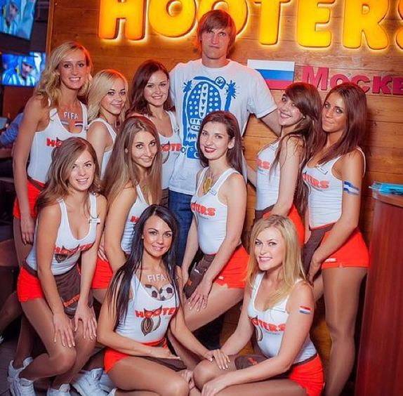 Photo : Andrei Kirilenko et ses employées de charme