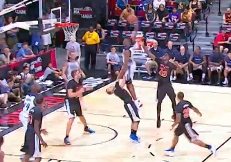 Eric Griffin, lavé des accusations de meurtre, signe en Israël