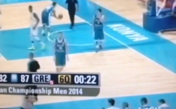 Vidéo : Le coach de la Grèce (-18 ans) frappe son joueur