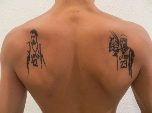Photo : Un fan des Cavs se tatoue Kevin Love dans le dos