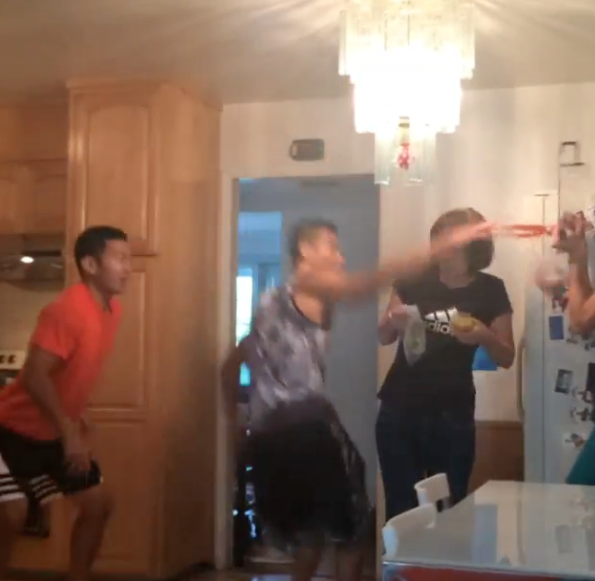 Vidéo : Jeremy Lin dunke sans pitié sur sa famille