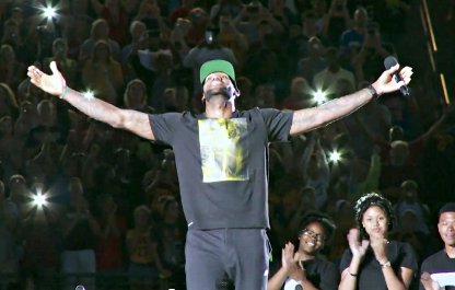 Les fans des Cavs récitent la lettre de LeBron James