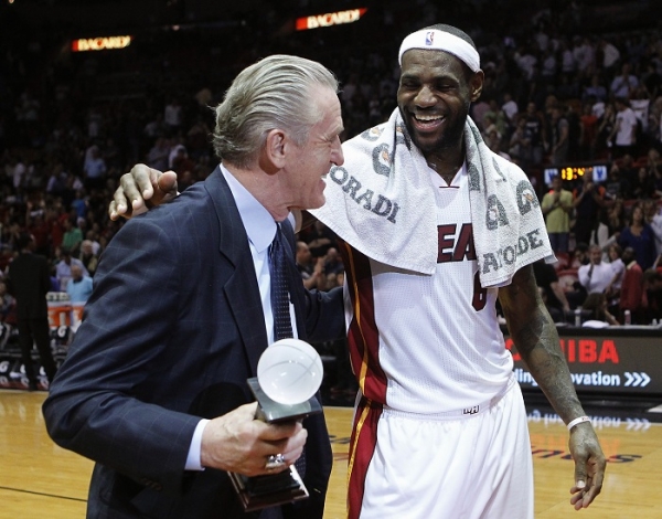 Pat Riley dément les rumeurs sur LeBron James
