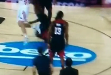 Vine : James Harden, l’art de la « défense »…