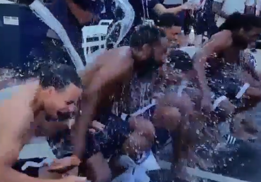 Les joueurs NBA se prennent de l’eau glacé pour la bonne cause