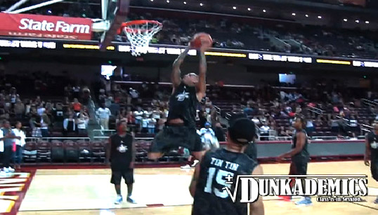 Chris Brown taffe sévèrement au Celebrity Game