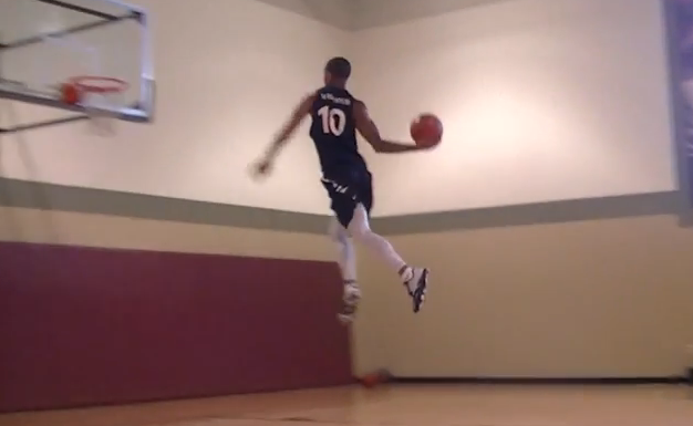 Vidéo : Guy Dupuy s’entraîne au dunk de la ligne des lancers francs