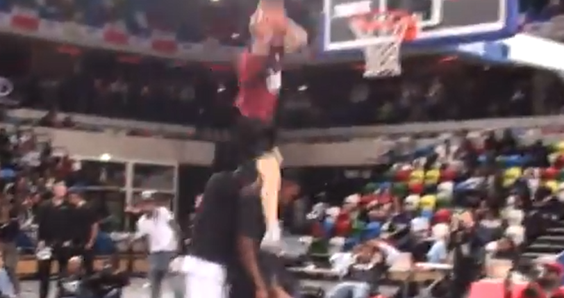 Vidéo : Rafal Lipinski domine le Midnight Madness Dunk Contest