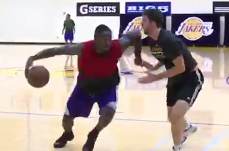 Vidéo : Julius Randle fait la totale à Ryan Kelly