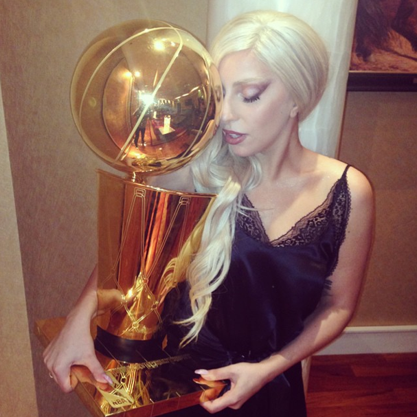 Lady Gaga fait un câlin au trophée des Spurs…