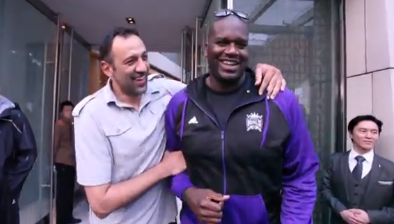 Vidéo : Shaq fait le con avec Divac à Pékin