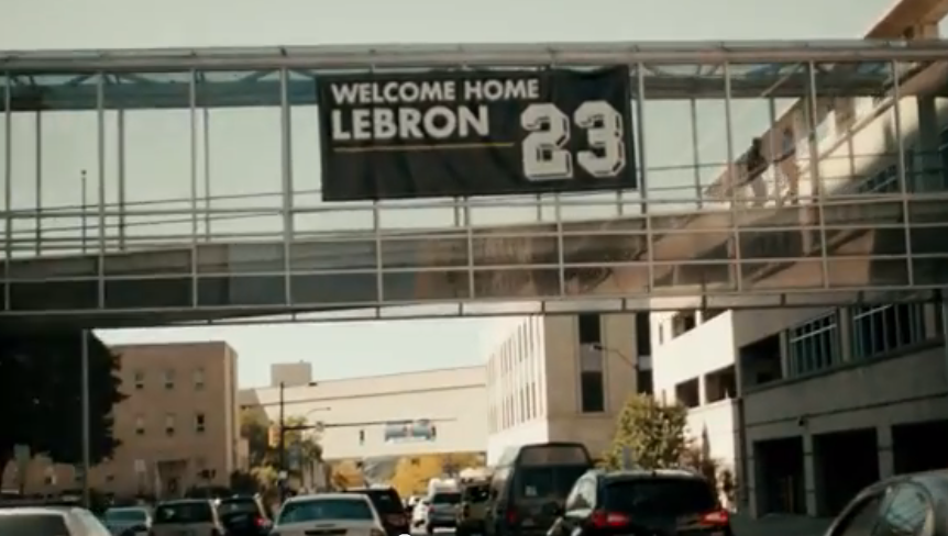 LeBron James fait kiffer des mômes de Cleveland